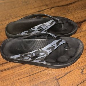 Oofos Black Camo Flip Flop Recovery Sandals M10/W12